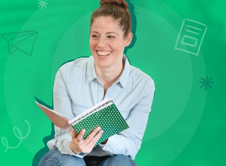 Professora sorridente lendo um livro