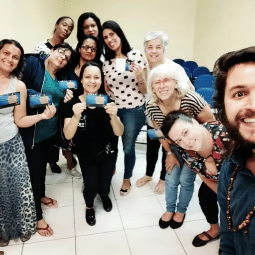 Turma de alunas comemorando a conclusão do curso